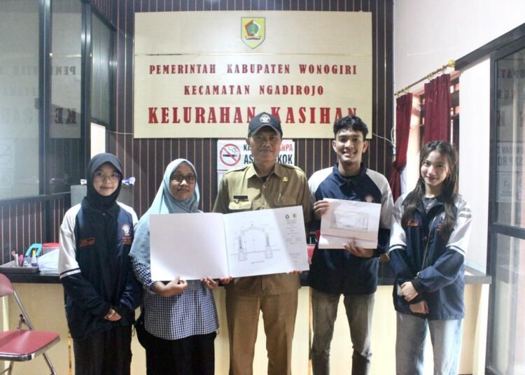 Penyerahan Gambar Kerja dan Estimasi Biaya Pembangunan Gapura Kepada Kepala Kelurahan.