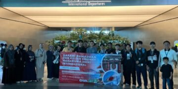 Mahasiswa Universitas PTIQ Jakarta berfoto bersama sebelum diberangkatkan dalam program KKM Internasional Ramadhan 1447 H ke Malaysia dan Jepang, Jakarta, 07 Februari 2026. (Dok. Istimewa)