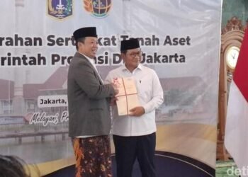 menteri atrbpn nusron wahid menyerahkan 3922 sertifikat aset milik pemprov dki jakarta dengan nilai total mencapai rp 102 tril 1770968050390 169