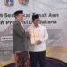 menteri atrbpn nusron wahid menyerahkan 3922 sertifikat aset milik pemprov dki jakarta dengan nilai total mencapai rp 102 tril 1770968050390 169