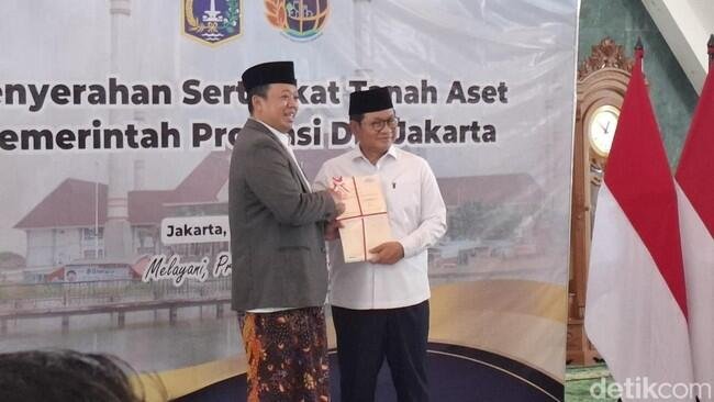 Penyerahan 3.922 Sertipikat untuk Pemprov DKI Jakarta, Menteri Nusron Tekankan Penyelamatan Aset Negara 46 menteri atrbpn nusron wahid menyerahkan 3922 sertifikat aset milik pemprov dki jakarta dengan nilai total mencapai rp 102 tril 1770968050390 169