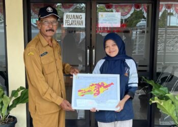 Mahasiswa KKN Undip bersama perangkat Desa Ngadirojo Kidul saat penyerahan Peta Potensi Lahan sebagai upaya penguatan potensi pertanian desa.