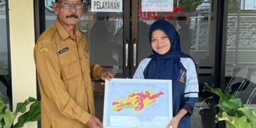 Mahasiswa KKN Undip bersama perangkat Desa Ngadirojo Kidul saat penyerahan Peta Potensi Lahan sebagai upaya penguatan potensi pertanian desa.