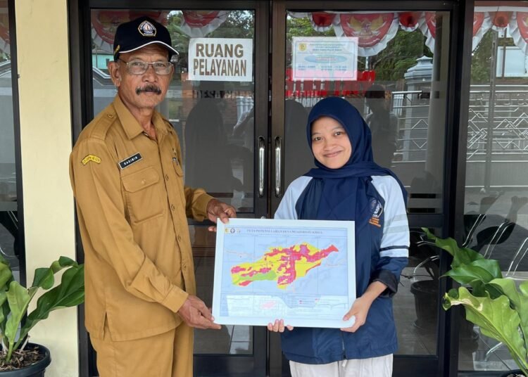 Mahasiswa KKN Undip bersama perangkat Desa Ngadirojo Kidul saat penyerahan Peta Potensi Lahan sebagai upaya penguatan potensi pertanian desa.