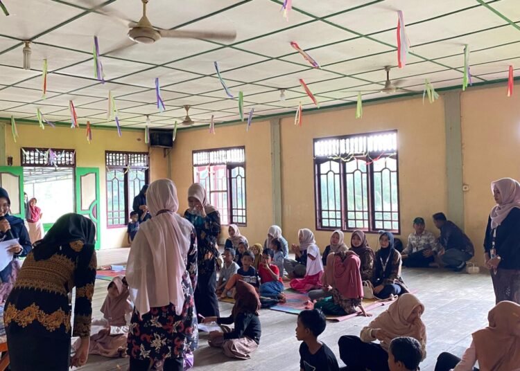 Mahasiswa KKN-PPM Unimal Kelompok 41 Menggelar Kegiatan Perlombaan Anak-anak di Desa Keude Blang Mee Pulo Klat Kecamatan Samudera. Sumber: Dok.Mahasiswa KKN-PPM Unimal 41