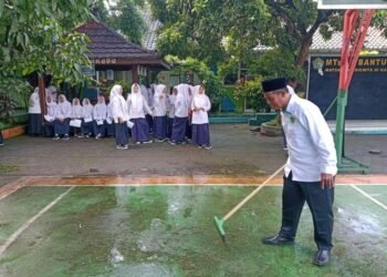 Guru PJOK MTsN 6 Bantul Lakukan Upaya Pencegahan Cedera Saat Apel Pagi 56 ngadilan 2026 1 69803fefc925c4311330e0a5