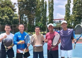 Guru PJOK MTsN 6 Bantul yang Tergabung dalam Tim Bantul Menang atas Pelti Kulon Progo dalam Pertandingan Tenis 49 MTsN 6 Bantul