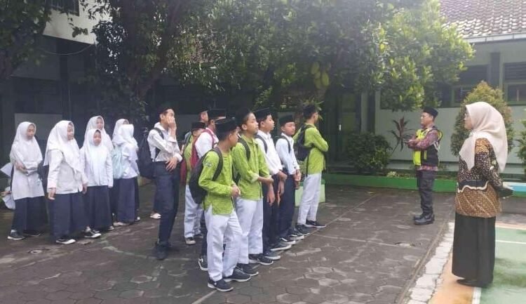 MTsN 6 Bantul Terapkan Disiplin Positif bagi Siswa Terlambat dengan Hafalan Al Quran 46 putri 2026 9 698ab070c925c4389a1eaa82 1