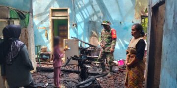 Babinsa Koramil 0111/Pagelaran Tinjau Lokasi Kebakaran Rumah Warga di Desa Sindanglaya 28 samsu rizal datangi TKP kebakaran