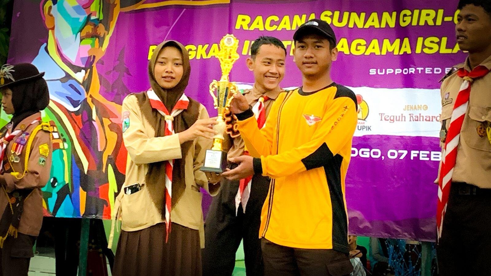 Perwakilan Team Pramuka Putri Darul Falah Menerima Piala