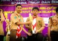 Perwakilan Team Putra Pramuka Darul Falah Menerima Piala