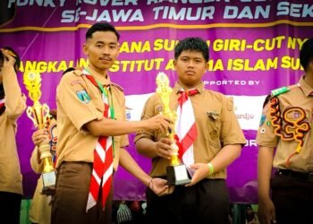Perwakilan Team Putra Pramuka Darul Falah Menerima Piala
