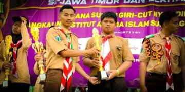 Perwakilan Team Putra Pramuka Darul Falah Menerima Piala