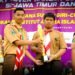 Perwakilan Team Putra Pramuka Darul Falah Menerima Piala