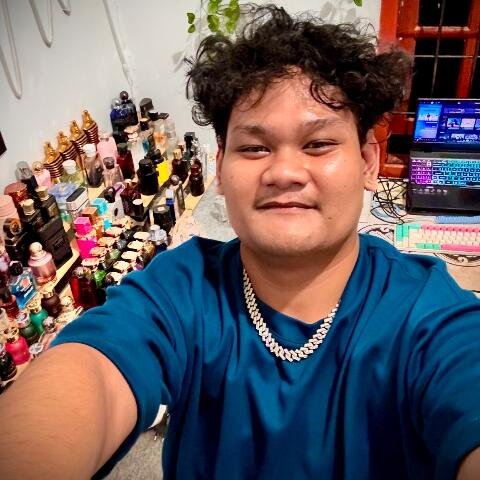 Dari Botol Parfum ke Peluang Usaha, Perjalanan Inspiratif Dut Decant 46 Muhammad Hidayat Ilham, owner Dut Decant yang sukses mengembangkan bisnis parfum decant di usia muda.