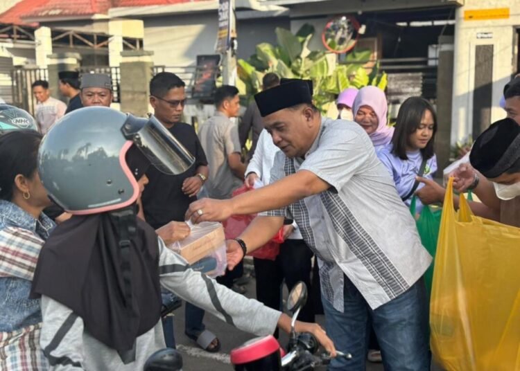 Tebar Kepedulian di Bulan Ramadan, Kanwil Ditjenpas Sulbar Berbagi Takjil kepada Masyarakat 46 3a526b25 fa52 4c20 96fa b0abf76ed44e