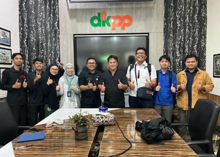 Walid Hanif Ataullah, mahasiswa Rekayasa Perangkat Lunak Telkom University, saat terlibat dalam pengembangan sistem digital bersama CoE CAATIS untuk mendukung program pertanian dan kesehatan hewan di Kota Bandung.