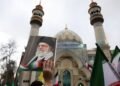 Dalam salah satu aksi massa warga Iran yang mendukung Ali Khamenei di Teheran (Reuters)