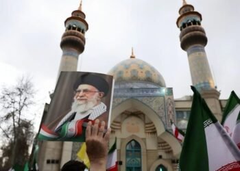Dalam salah satu aksi massa warga Iran yang mendukung Ali Khamenei di Teheran (Reuters)
