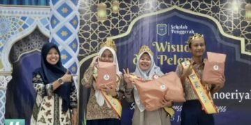 Muhammad Fakhri Husaini saat menerima penghargaan Siswa Ter D’Best pada SMPIK Awards 2024.