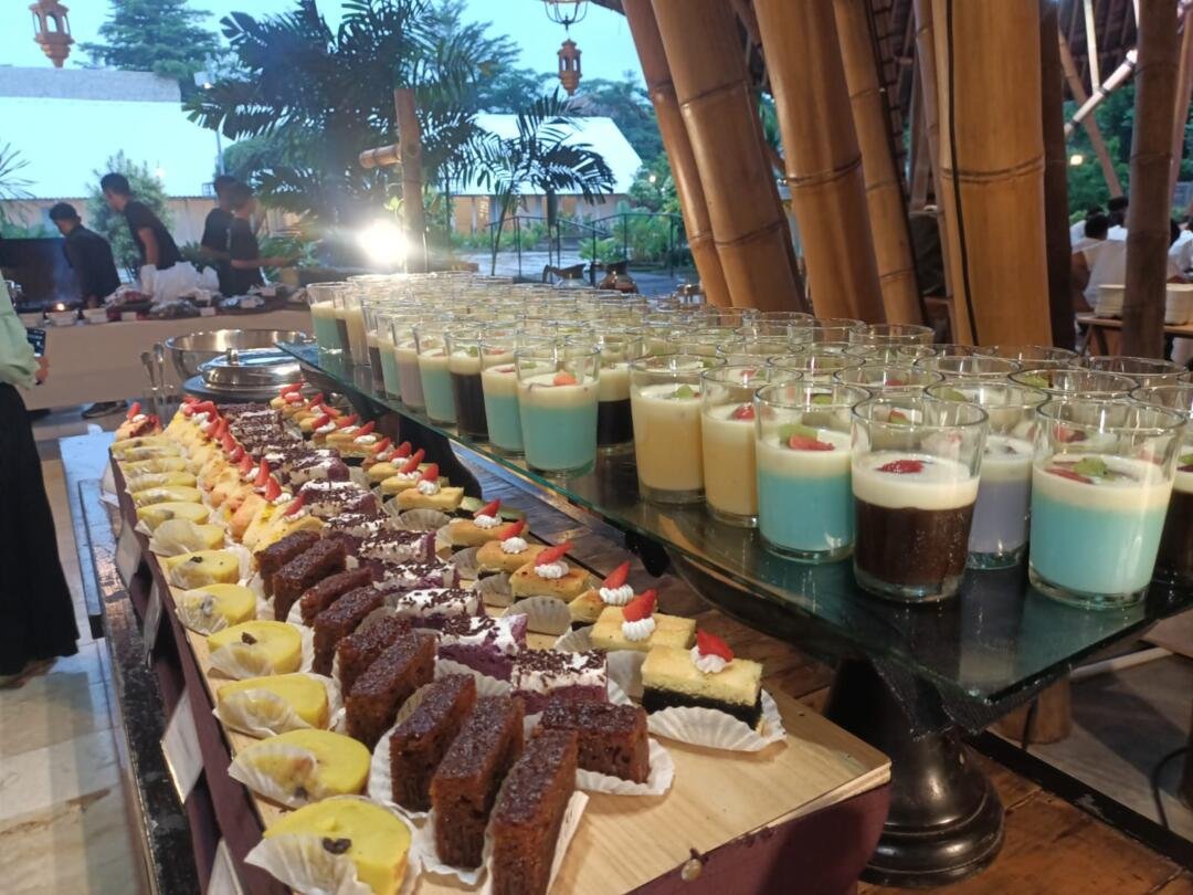 The Kharma Villas Sajikan Iftar Ramadan Bertema “Ramadan Kareem” di Suasana Vila Asri 47 Berbagai puding dan kue sebagai menu takjil di Secluded Bale Ageng The Kharma Villas (Yusuf)