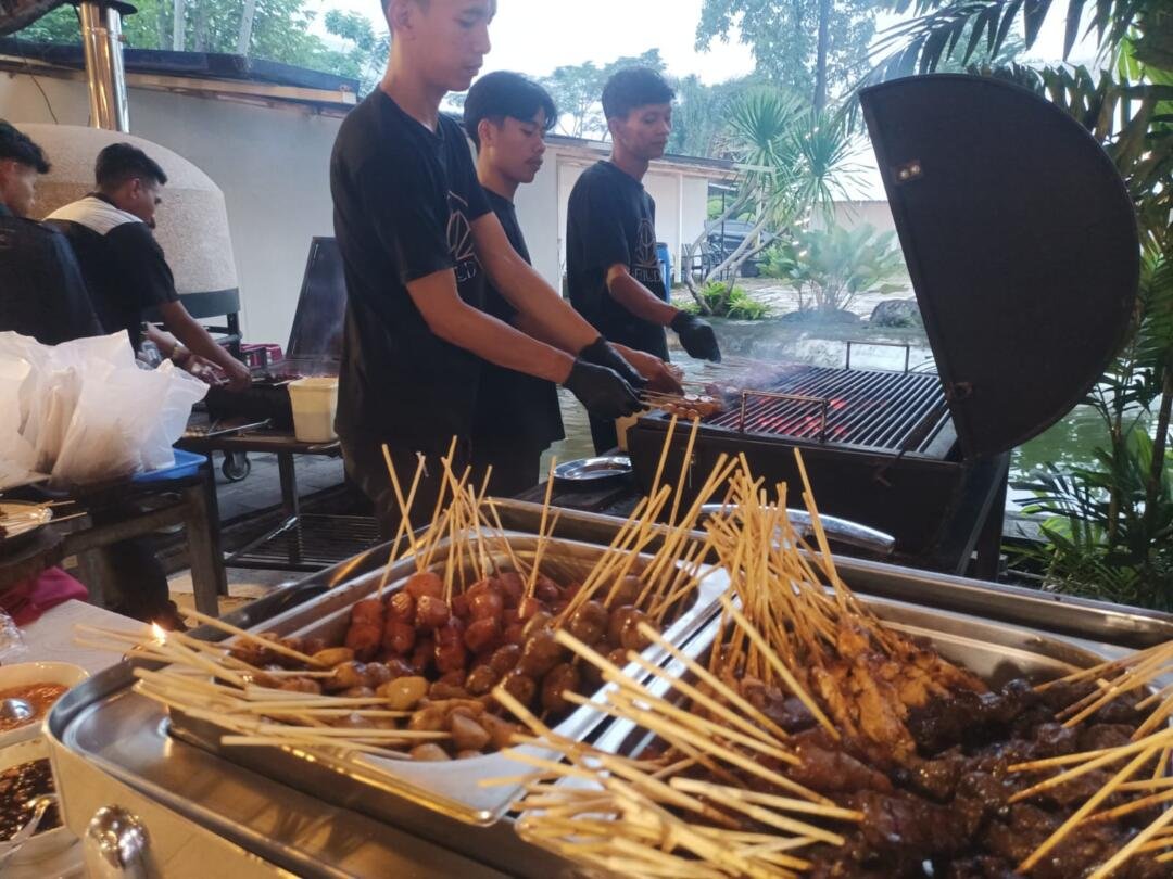 The Kharma Villas Sajikan Iftar Ramadan Bertema “Ramadan Kareem” di Suasana Vila Asri 48 Live Cooking berbagai macam sate di Secluded Bale Ageng The Kharma Villas (Yusuf)