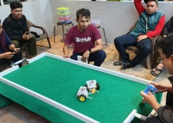 Keseruan pertandingan robot soccer menambah semangat kebersamaan dalam ngabuburit PRSI Babel.