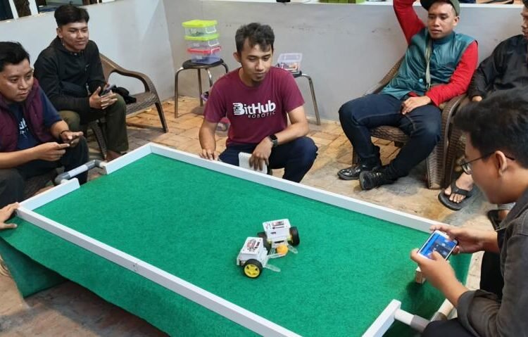Keseruan pertandingan robot soccer menambah semangat kebersamaan dalam ngabuburit PRSI Babel.