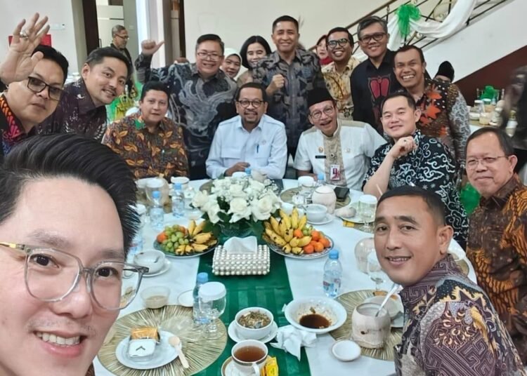 Politisi Muda Disabilitas Bambsoes Hadiri Silaturahmi Bukber IKAL Lemhannas RI di KSP 46 Suasana acara buka puasa bersama IKAL Lemhannas RI Angkatan XXVI di Istana Negara yang berlangsung khidmat dan penuh keakraban, menjadi momentum mempererat silaturahmi serta membahas isu-isu strategis kebangsaan.
