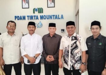 Dewan Pengawas Abu lis ( paling kanan) bersama Bupati Aceh Besar Syeh Muharram Idris , Wakil Bupati Syukri A Djalil, Plt Dirut Perumda Tirta Mountala Ir Yusmadi