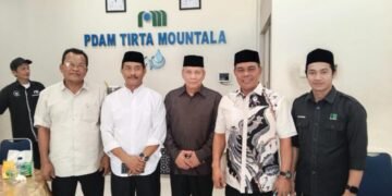 Dewan Pengawas Abu lis ( paling kanan) bersama Bupati Aceh Besar Syeh Muharram Idris , Wakil Bupati Syukri A Djalil, Plt Dirut Perumda Tirta Mountala Ir Yusmadi