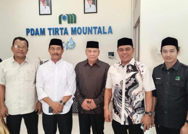 Di Momen Idul Fitri, Abu Lis Tekankan Profesionalisme Perumda Tirta Mountala 46 Dewan Pengawas Abu lis ( paling kanan) bersama Bupati Aceh Besar Syeh Muharram Idris , Wakil Bupati Syukri A Djalil, Plt Dirut Perumda Tirta Mountala Ir Yusmadi