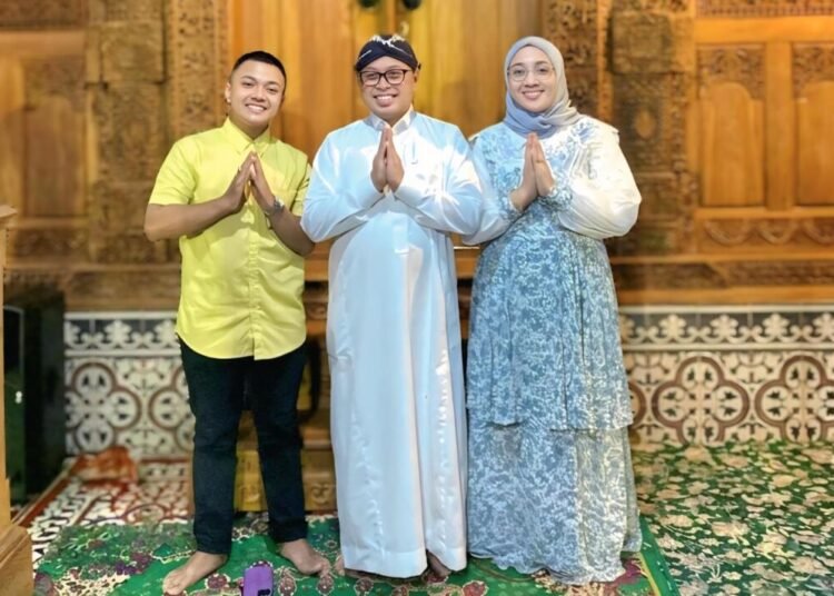 Alan Maulana Saputra saat bersilaturahmi dan berdiskusi bersama Gus Nung dan Bunda Hindun Anisah.