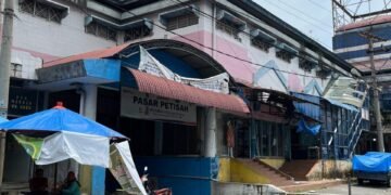 H-3 Lebaran, Pasar Petisah Medan Masih Sepi, Pedagang Keluhkan Daya Beli 28 Tampak depan Pasar Petisah Medan yang menjadi salah satu pusat perbelanjaan tradisional di Kota Medan, Rabu (18/3/2026).(Sumber: Dock pribadi)
