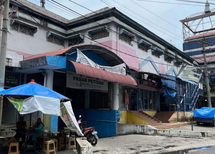 Tampak depan Pasar Petisah Medan yang menjadi salah satu pusat perbelanjaan tradisional di Kota Medan, Rabu (18/3/2026).(Sumber: Dock pribadi)