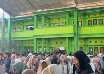 Foto Para Siswa Bersalaman dengan Guru Beserta Staff MAN 1 Pasuruan