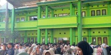 Foto Para Siswa Bersalaman dengan Guru Beserta Staff MAN 1 Pasuruan