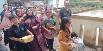 Serunya Tradisi Saweran Lebaran 2026 di Tasikmalaya, Tawa Keluarga Pecah di Halaman Rumah 28 IMG 20260321 213149