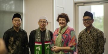 Menteri Fiona bersama Presiden IISB dan Tim pada Ifthar Gathering SERAMBI 2026 di University of Queensland. (Foto: Abid Khofif/IISB)