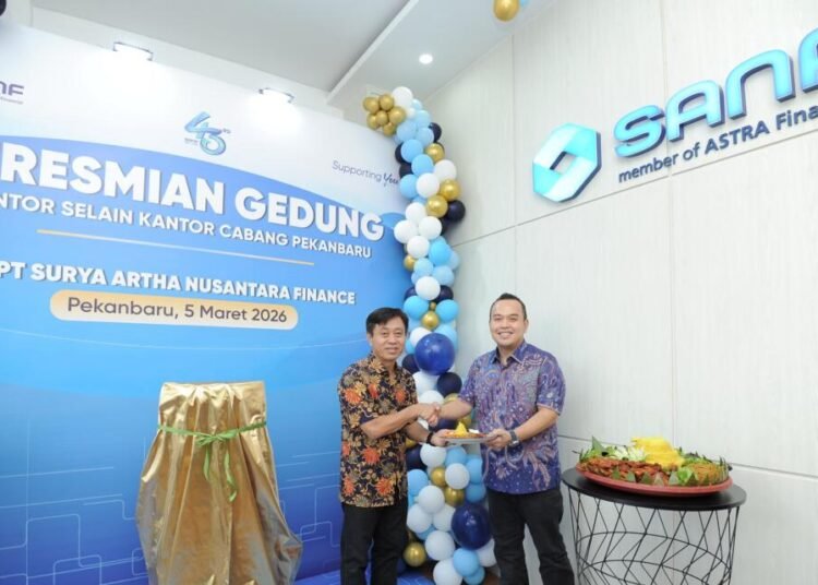 Ariyanto, Business Operation Head SANF Pekanbaru (kiri) dan Handri Susanto, Operation Director SANF (kanan) dalam Peresmian Gedung Baru Kantor Selain Kantor Cabang Pekanbaru