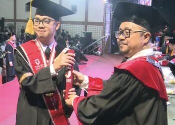 Walid Hanif Ataullah saat meraih predikat wisudawan berprestasi di tingkat program studi pada Wisuda Telkom University Periode I Tahun Akademik 2025/2026.