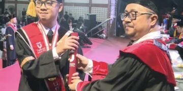 Walid Hanif Ataullah saat meraih predikat wisudawan berprestasi di tingkat program studi pada Wisuda Telkom University Periode I Tahun Akademik 2025/2026.