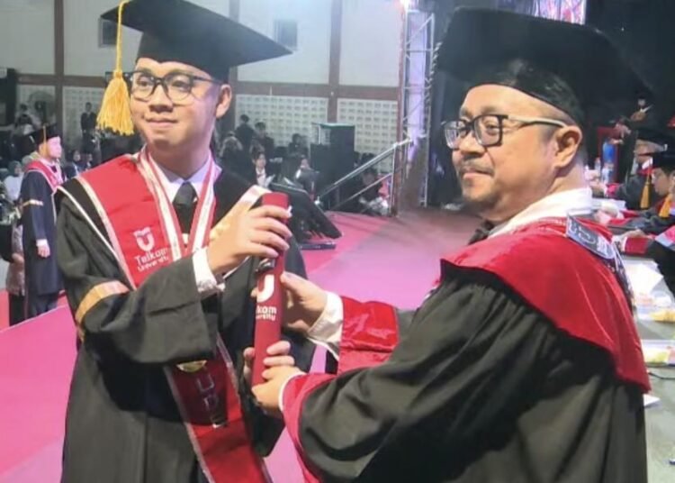 Walid Hanif Ataullah saat meraih predikat wisudawan berprestasi di tingkat program studi pada Wisuda Telkom University Periode I Tahun Akademik 2025/2026.