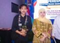 Dokumentasi foto Mahmud Arya Salikin, siswa kelas XII DKV SMK Muhammadiyah 5 Babat, menerima Al-Qur’an dari Gubernur Jawa Timur Khofifah Indar Parawansa, acara peresmian revitalisasi 51 sekolah di wilayah Lamongan dan Gresik, digelar di SMA Negeri 2 Lamongan, Rabu (4/3/2026).