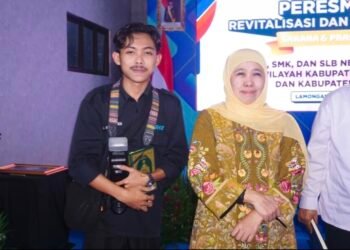 Dokumentasi foto Mahmud Arya Salikin, siswa kelas XII DKV SMK Muhammadiyah 5 Babat, menerima Al-Qur’an dari Gubernur Jawa Timur Khofifah Indar Parawansa, acara peresmian revitalisasi 51 sekolah di wilayah Lamongan dan Gresik, digelar di SMA Negeri 2 Lamongan, Rabu (4/3/2026).