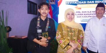 Dokumentasi foto Mahmud Arya Salikin, siswa kelas XII DKV SMK Muhammadiyah 5 Babat, menerima Al-Qur’an dari Gubernur Jawa Timur Khofifah Indar Parawansa, acara peresmian revitalisasi 51 sekolah di wilayah Lamongan dan Gresik, digelar di SMA Negeri 2 Lamongan, Rabu (4/3/2026).