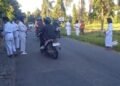 Karateka JKC-ESTIB sedang membagikan Takjil