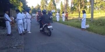 Karateka JKC-ESTIB sedang membagikan Takjil