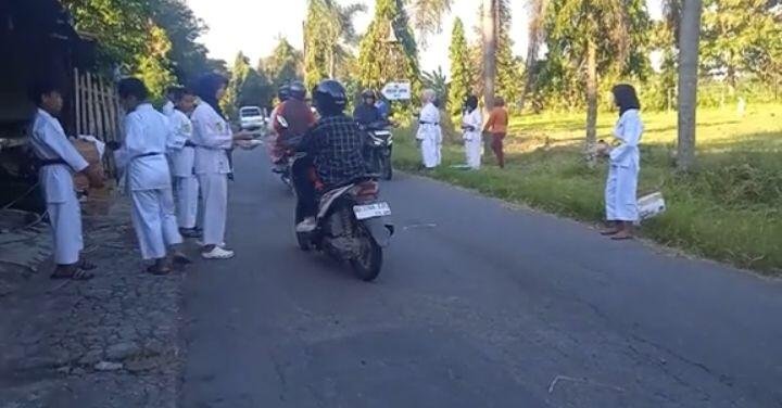 Karateka JKC-ESTIB sedang membagikan Takjil