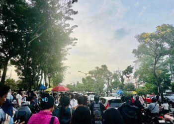 Suasana kemacetan di depan Universitas Sumatera Utara pada sore hari selama bulan Ramadan